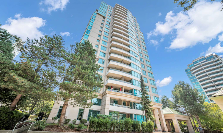 803-6611 Southoaks Crescent