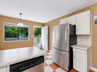 976 Hosmer Court - 3