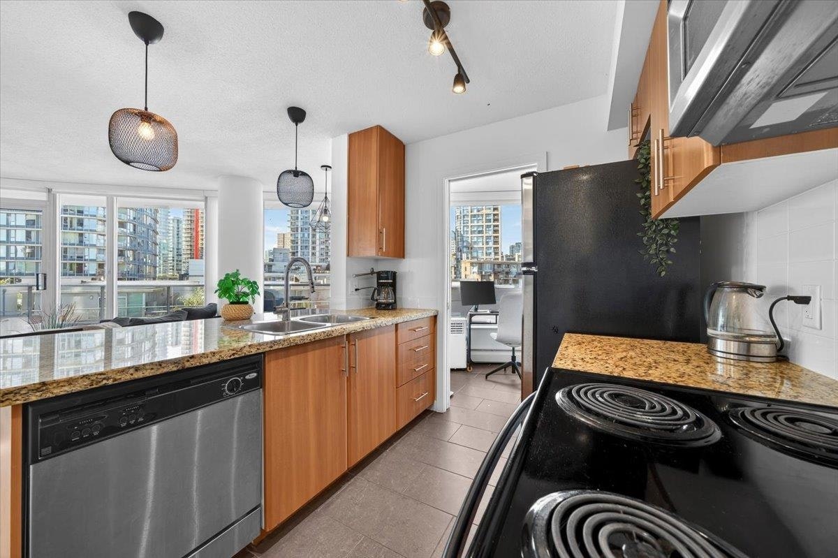 905-58 Keefer Place - 3