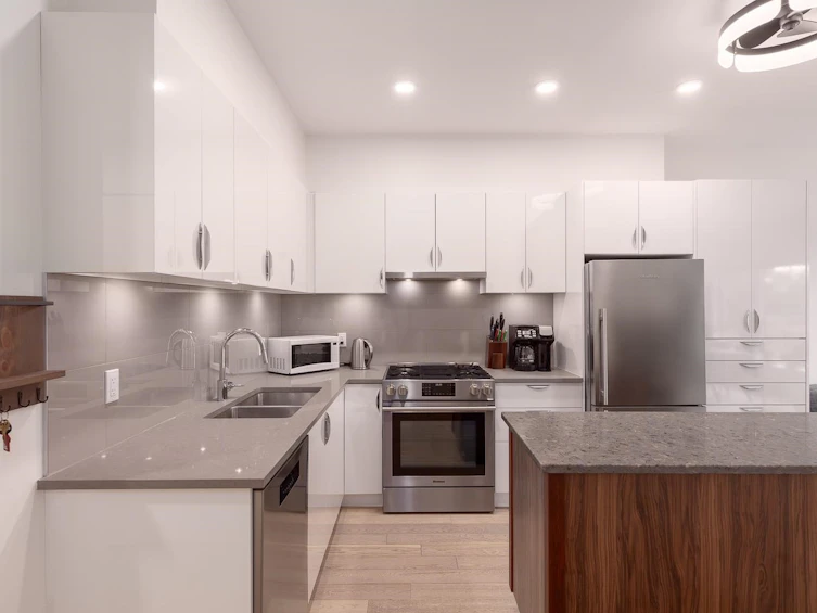404-2666 Duke Street, Vancouver, BC, V5R 4S9 - 3