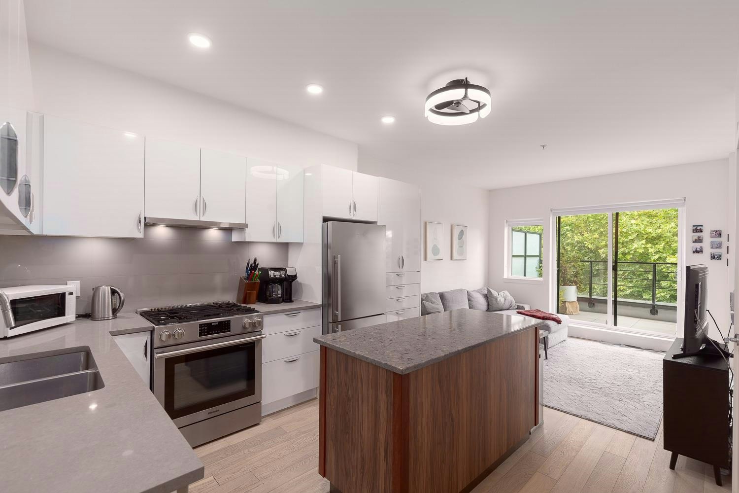 404-2666 Duke Street, Vancouver, BC, V5R 4S9 - 2