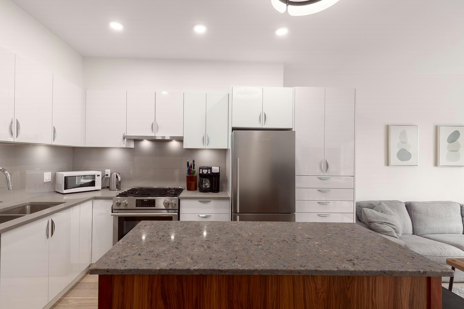 404-2666 Duke Street, Vancouver, BC, V5R 4S9 - 4