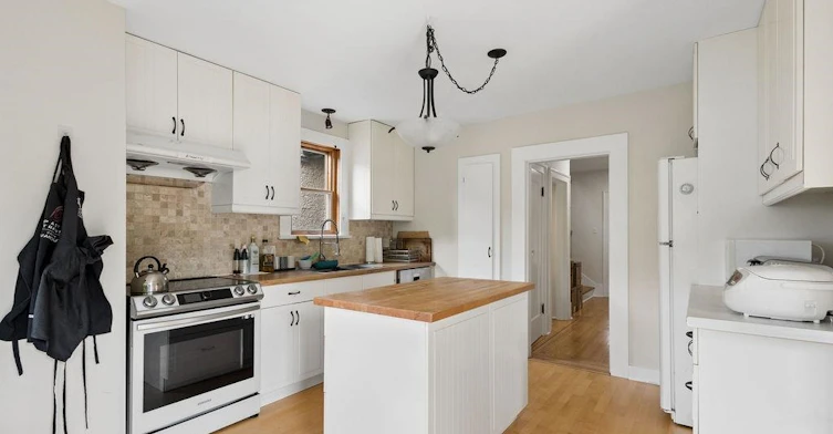 4620 W 7th Avenue, Vancouver, BC, V6R 1X5 - 2
