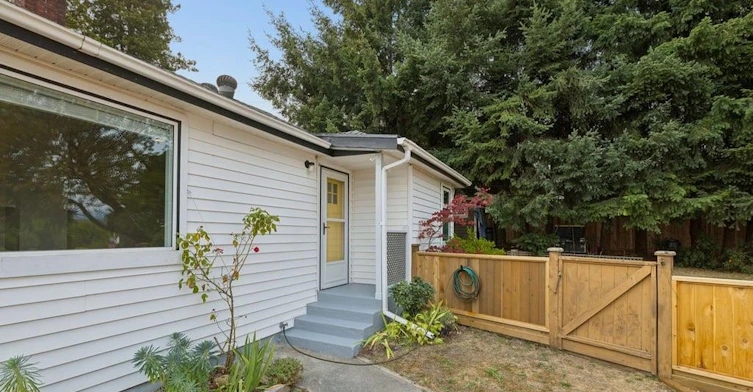 432 E Eighth Avenue, New Westminster, BC, V3L 4L1 - 2