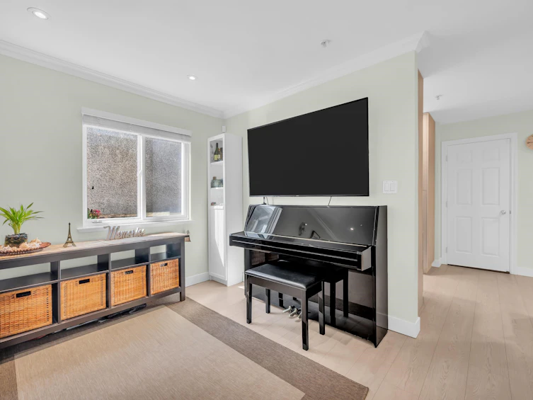6925 Main Street, Vancouver, BC, V5X 3H6 - 7
