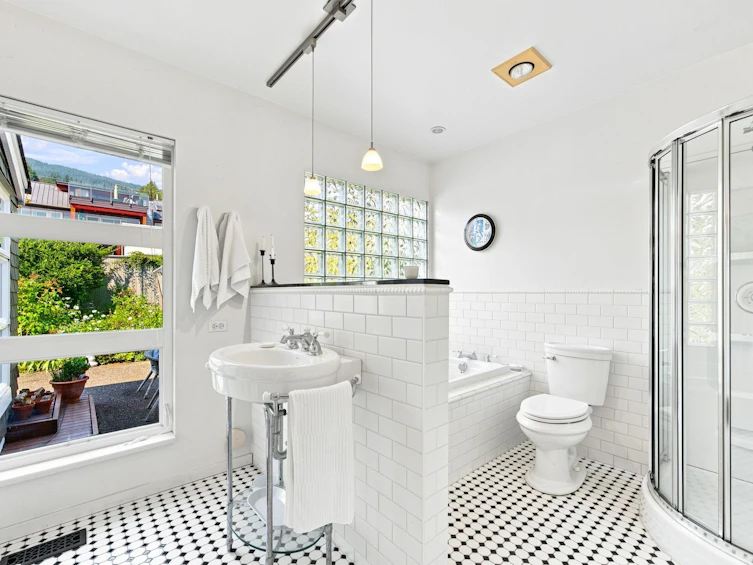 2433 Mathers Avenue, West Vancouver, BC, V7V 2H9 - 13
