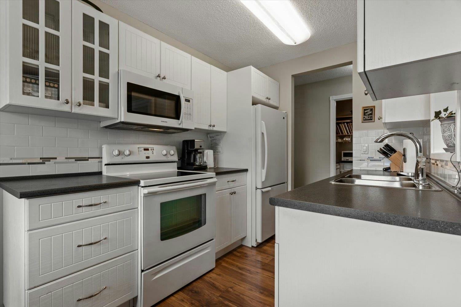 303-9425 Nowell Street - 3