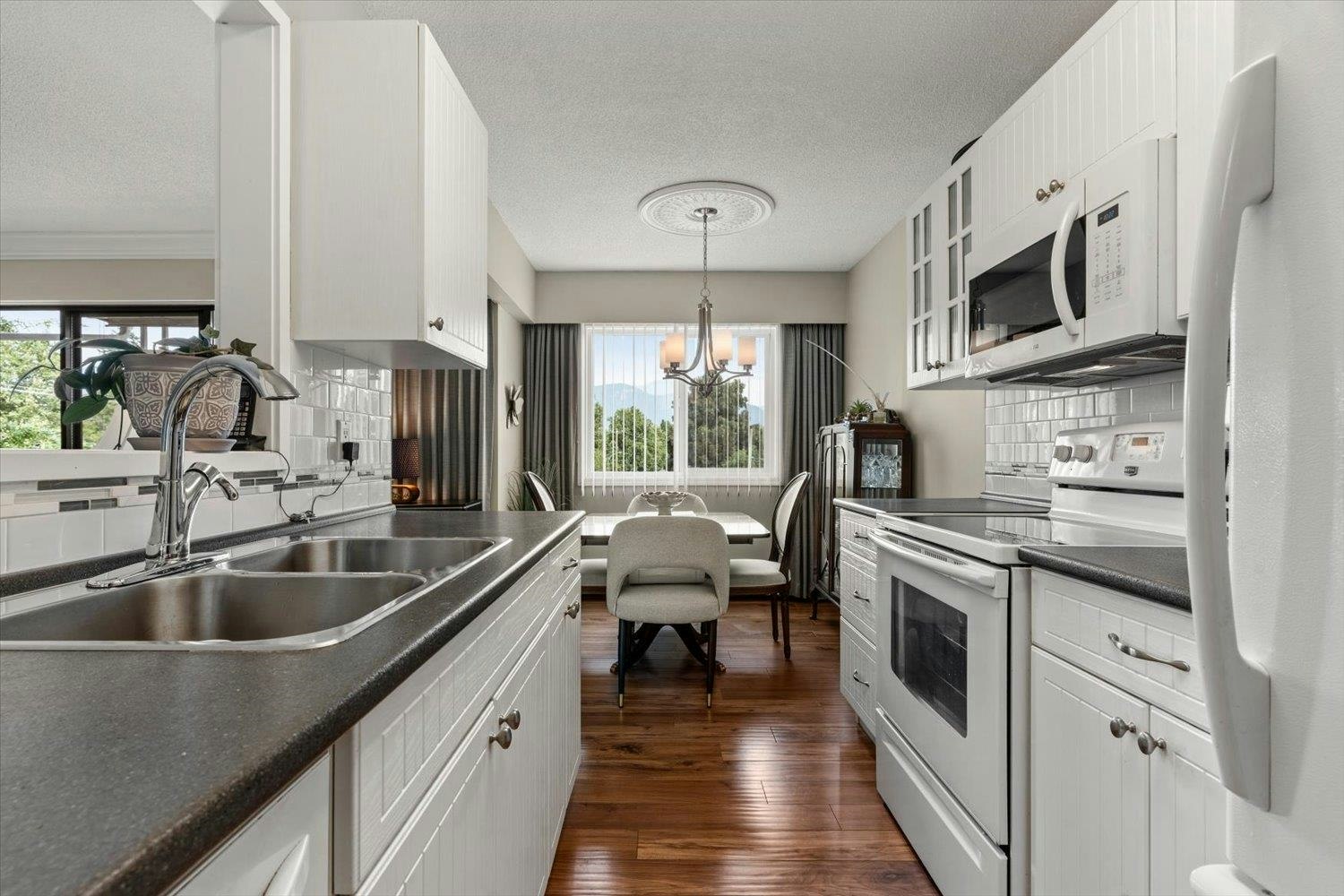 303-9425 Nowell Street - 5