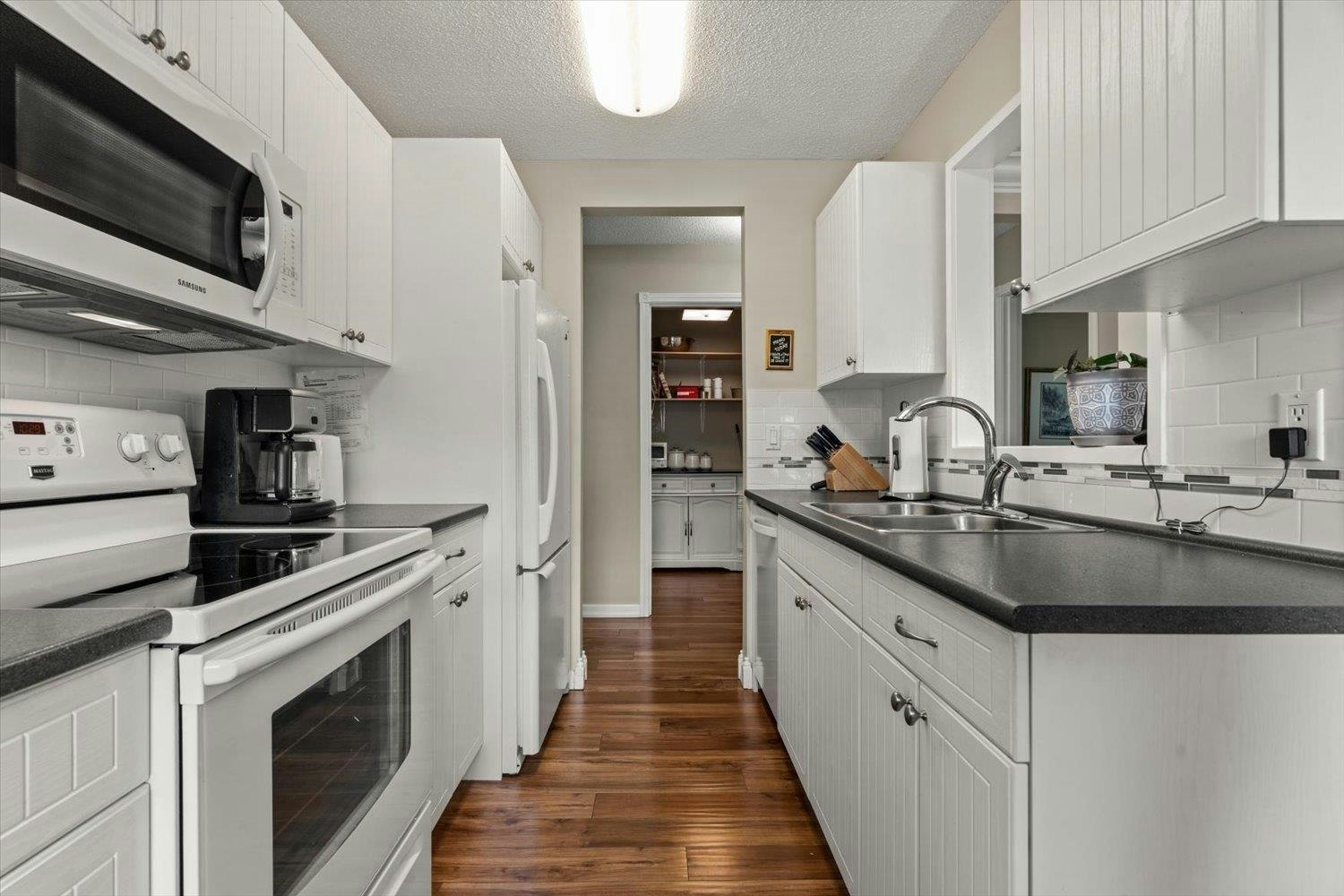 303-9425 Nowell Street - 4
