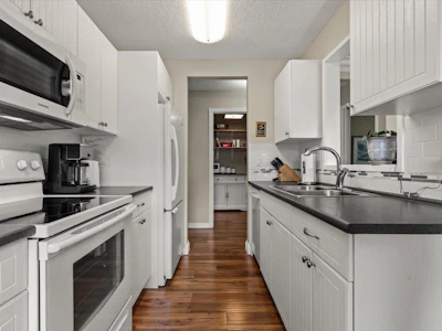303-9425 Nowell Street - 4