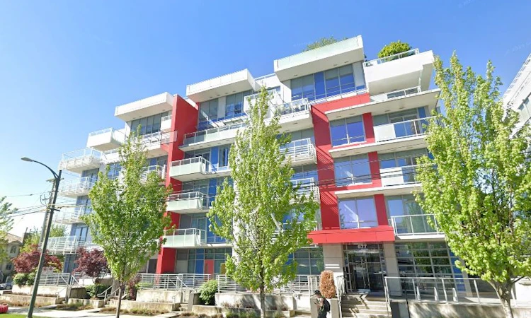 303-677 W 41st Avenue