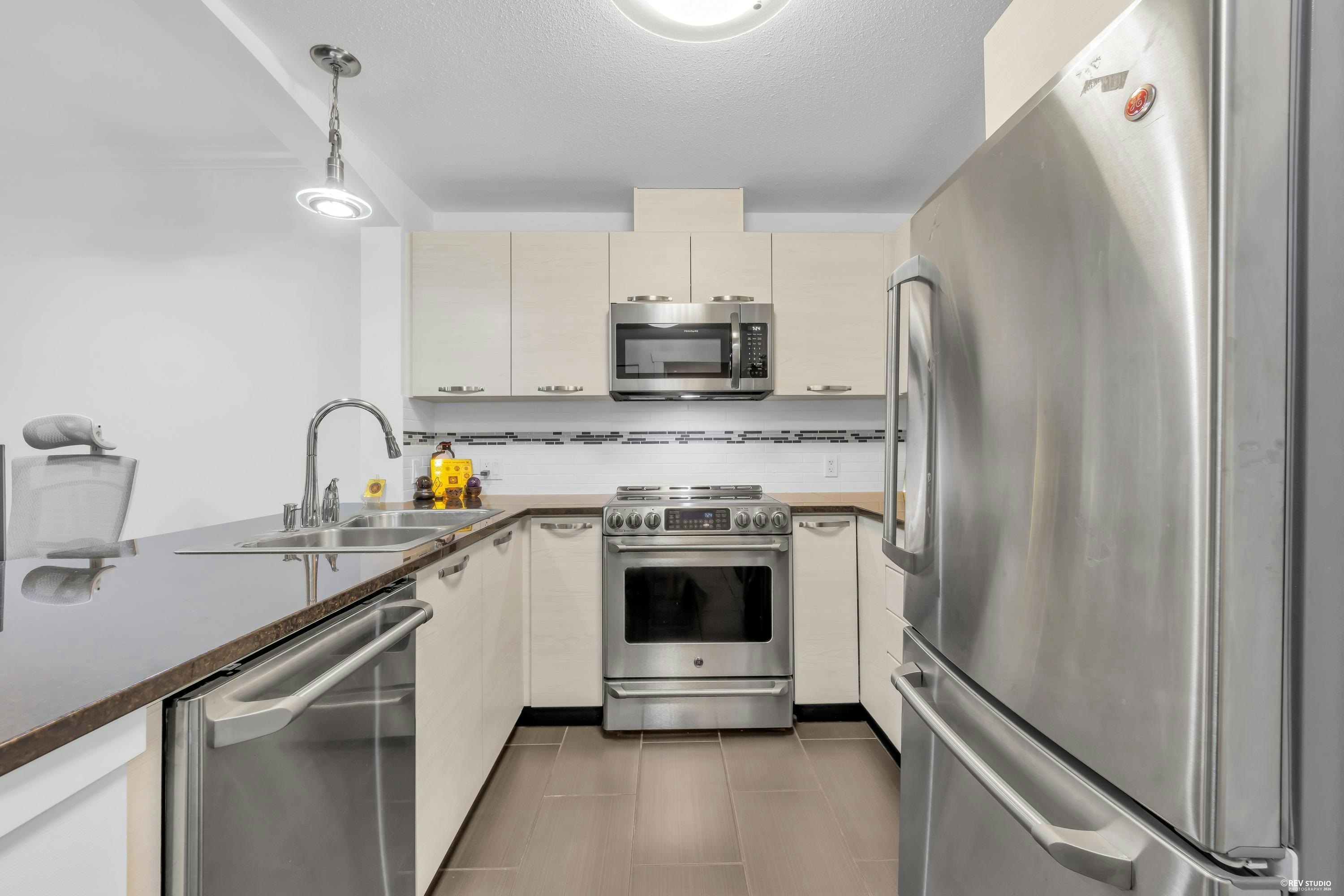 203-7418 Byrnepark Walk, Burnaby, BC, V3N 0B3 - 8