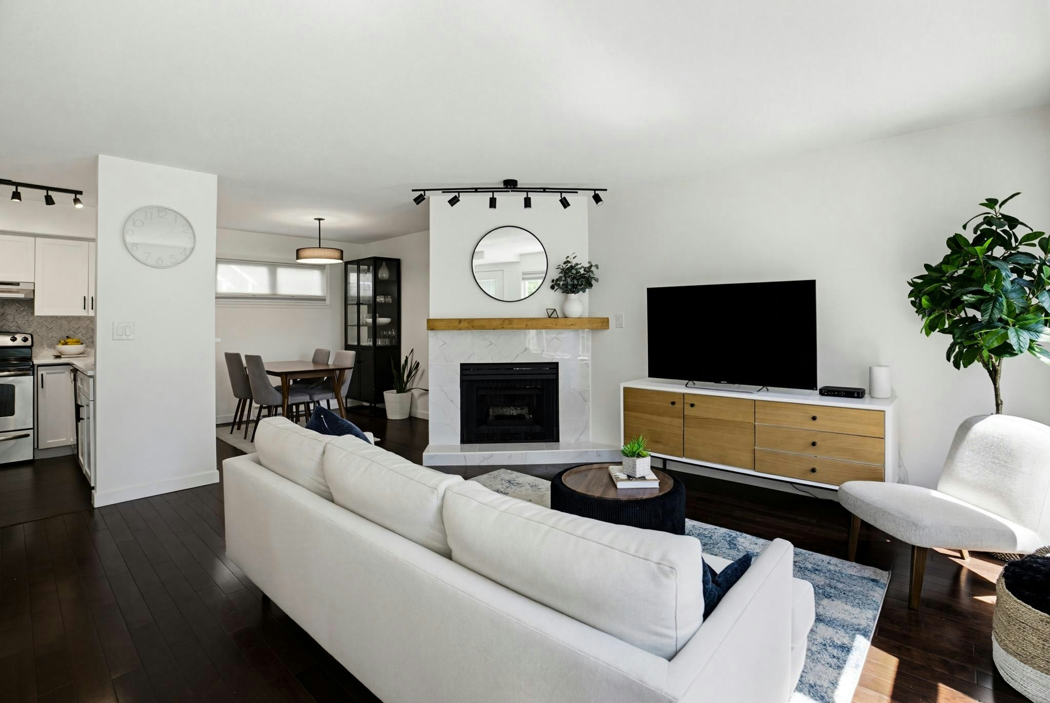 213-3787 Pender Street - 4