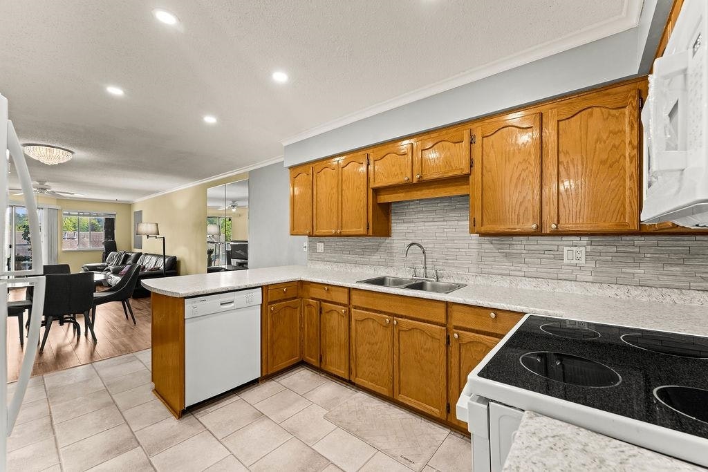 24-1190 Falcon Drive, Coquitlam, BC, V3E 2L2 - 20