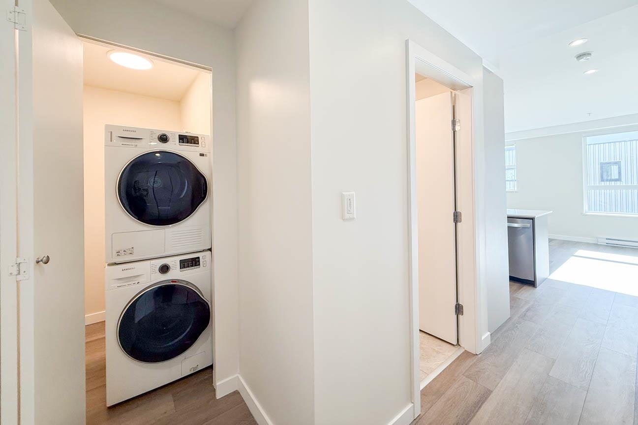 400-3588 Hull, Vancouver, BC, V5N 4R9 - 4