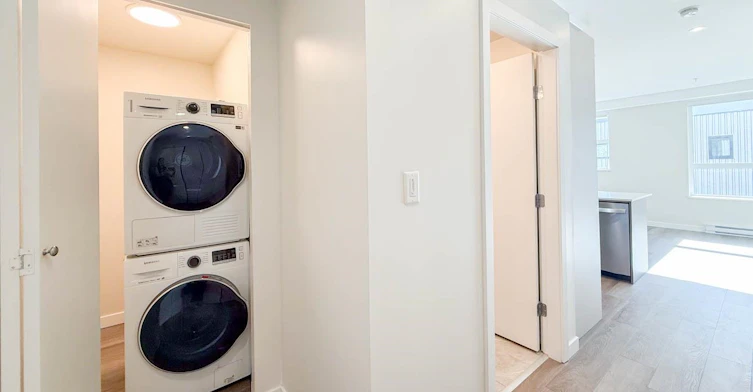 400-3588 Hull, Vancouver, BC, V5N 4R9 - 4