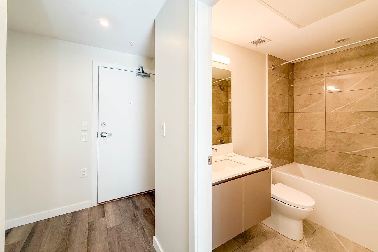 400-3588 Hull, Vancouver, BC, V5N 4R9 - 3