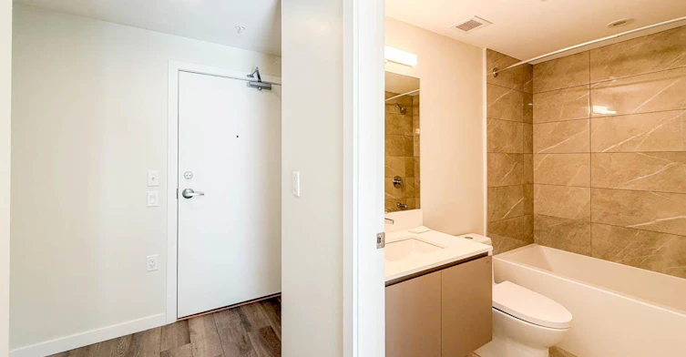400-3588 Hull, Vancouver, BC, V5N 4R9 - 3