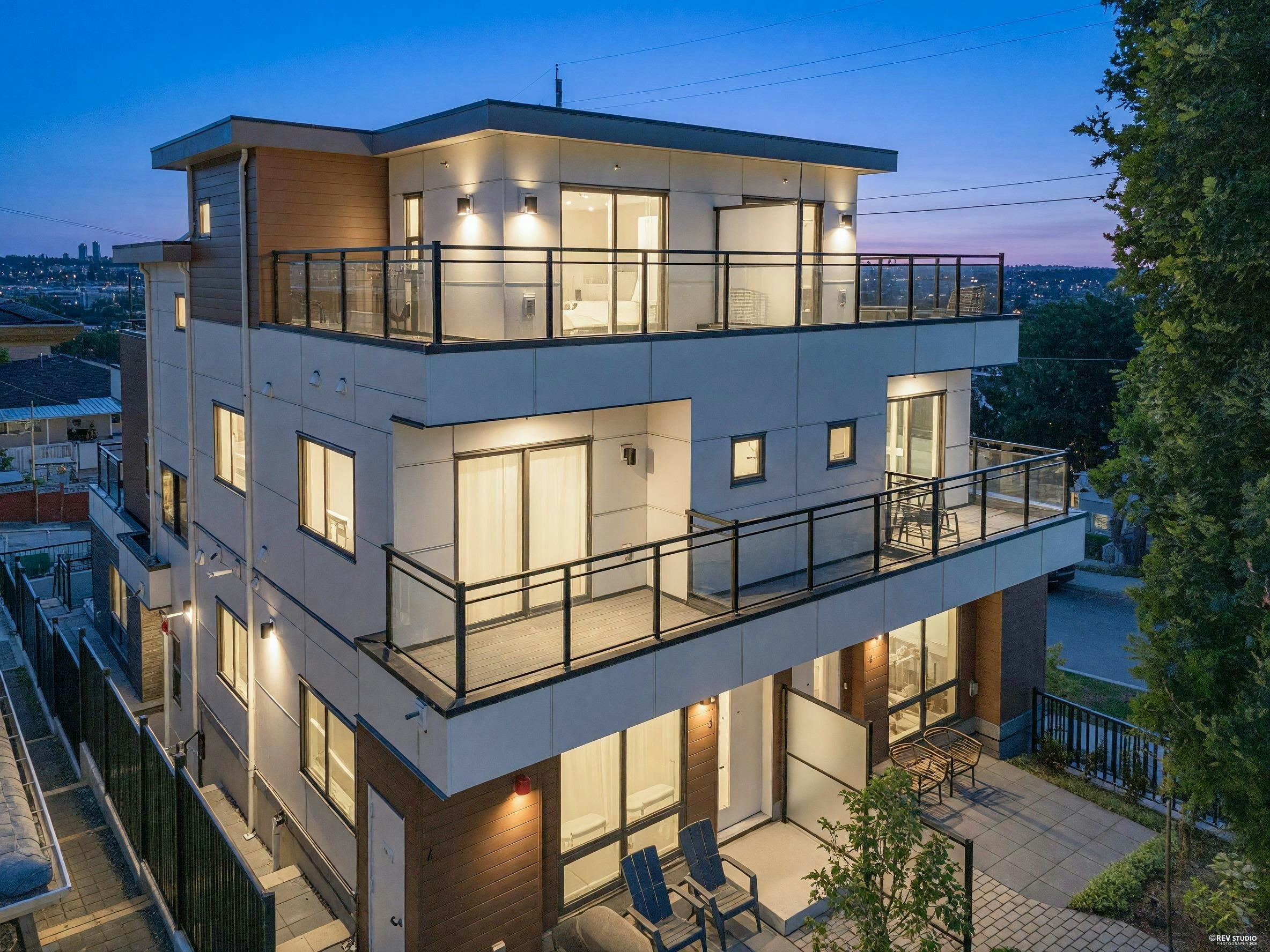 1-3800 Pender Street, Burnaby, BC, V5C 2L5