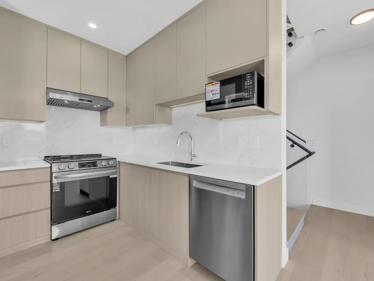 1-3800 Pender Street, Burnaby, BC, V5C 2L5 - 5