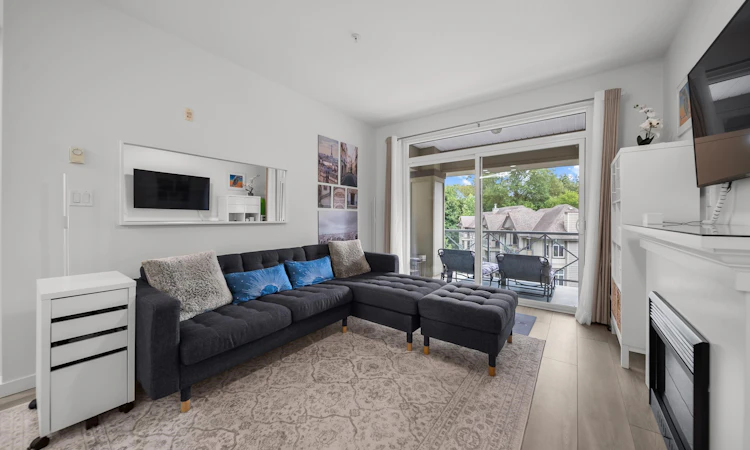 418-33318 E Bourquin Crescent