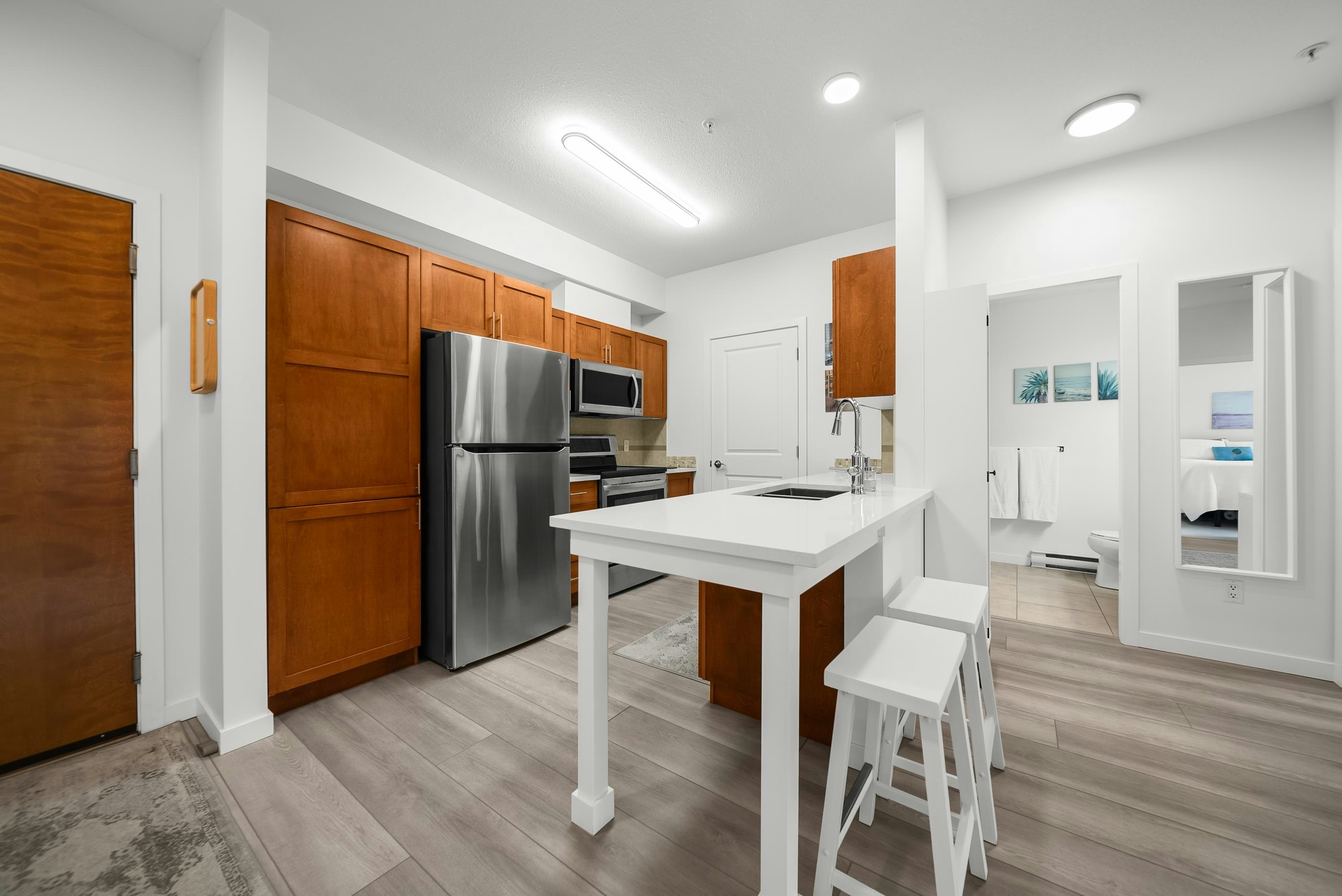 418-33318 E Bourquin Crescent - 3