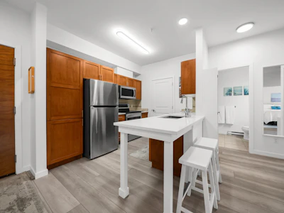 418-33318 E Bourquin Crescent - 3