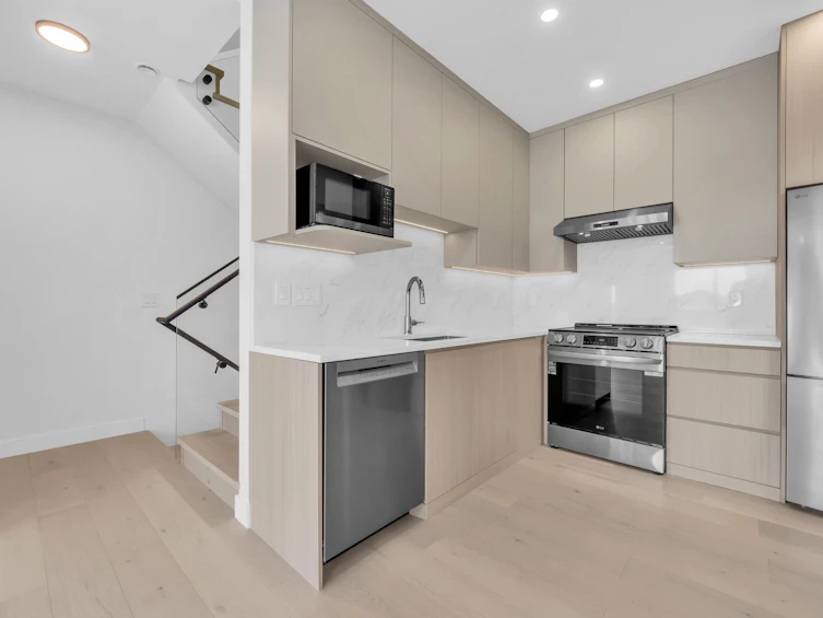 4-3800 Pender Street, Burnaby, BC, V5C 2L5 - 3