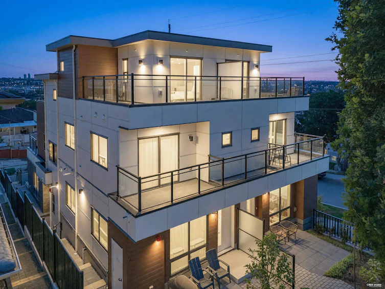 4-3800 Pender Street, Burnaby, BC, V5C 2L5