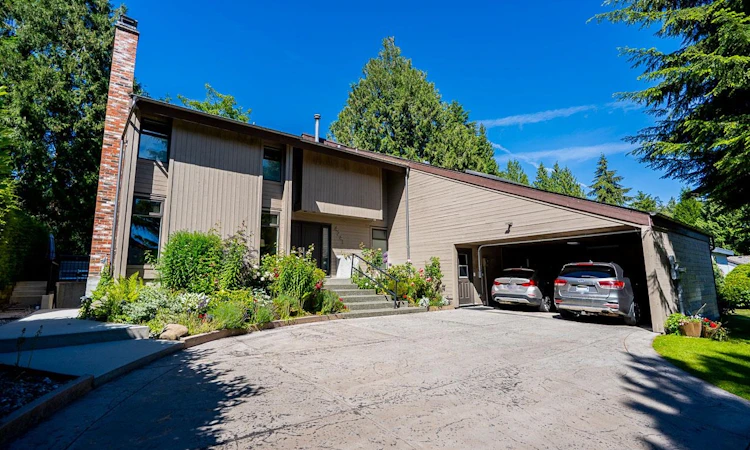 4241 Yuculta Crescent
