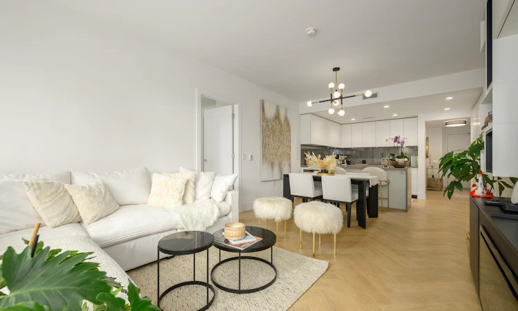 204-4675 Cambie Street
