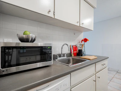 506-9857 Manchester Drive - 4