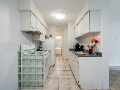 506-9857 Manchester Drive - 5