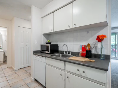 506-9857 Manchester Drive - 3