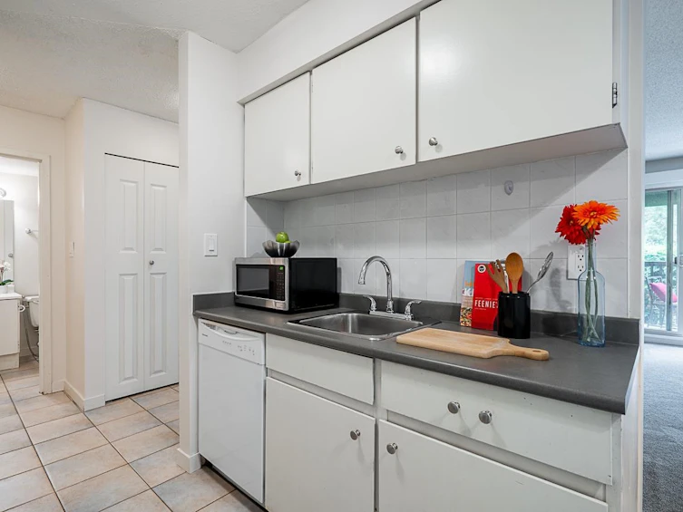 506-9857 Manchester Drive, Burnaby, BC, V3N 4P5 - 3