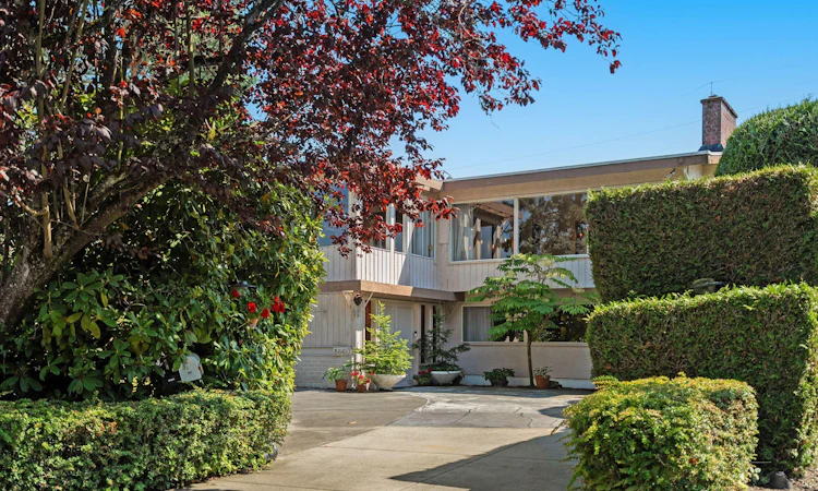 8660 Fairfax Crescent