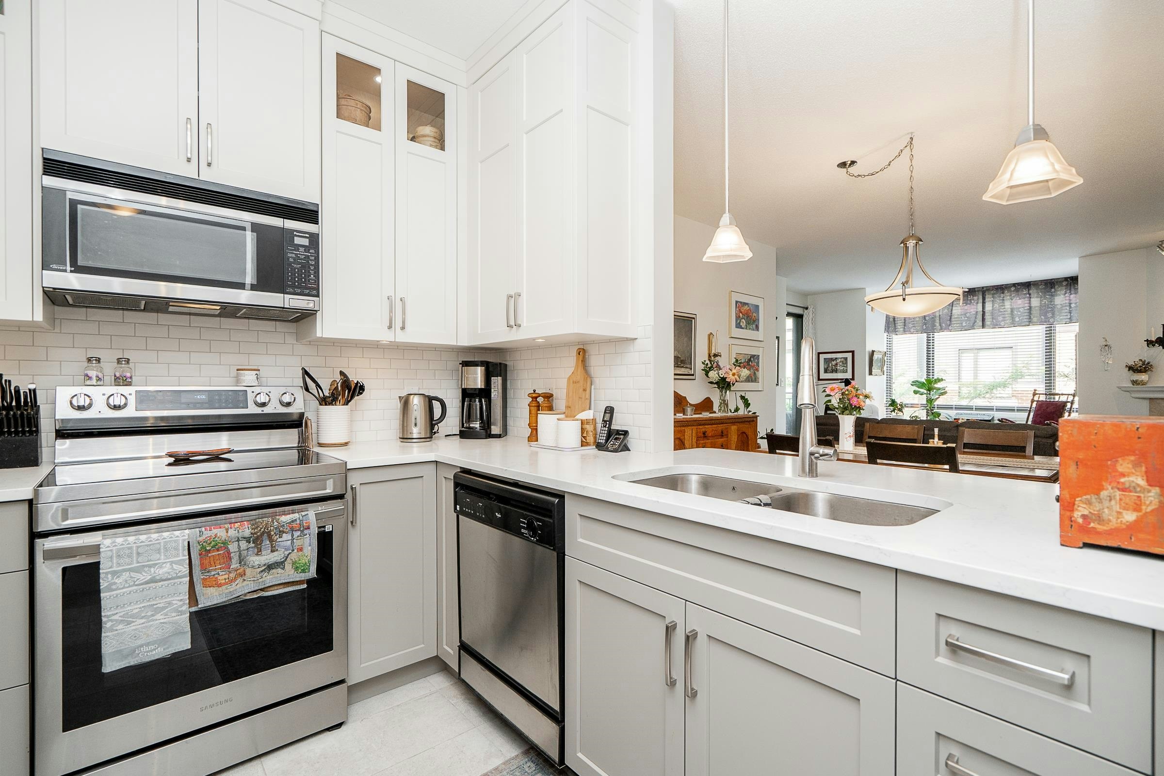 403-1551 Foster Street, Surrey, BC, V4B 5M1