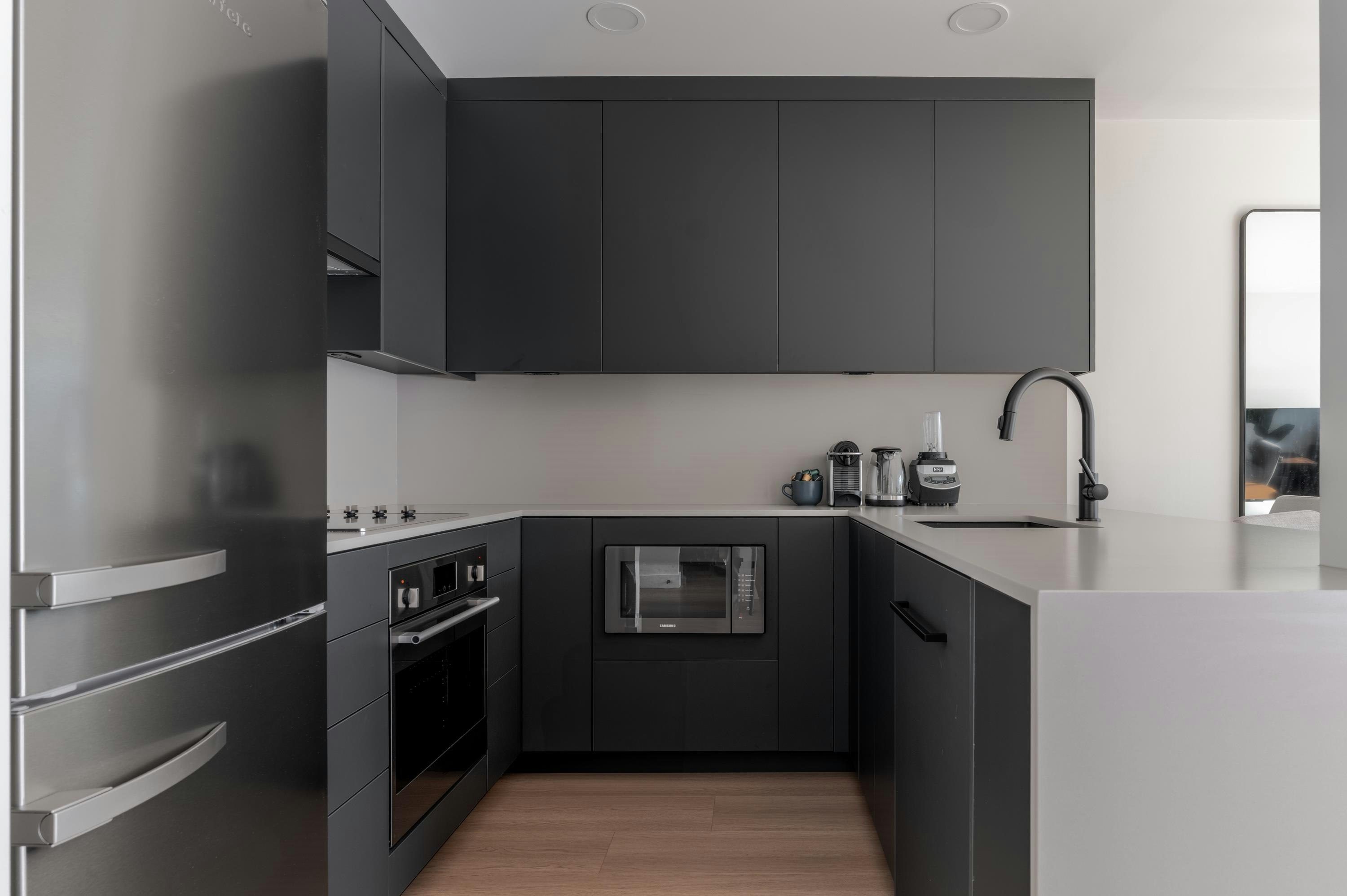 1270 Robson St, Vancouver, BC, V6E 3Z6 - 4