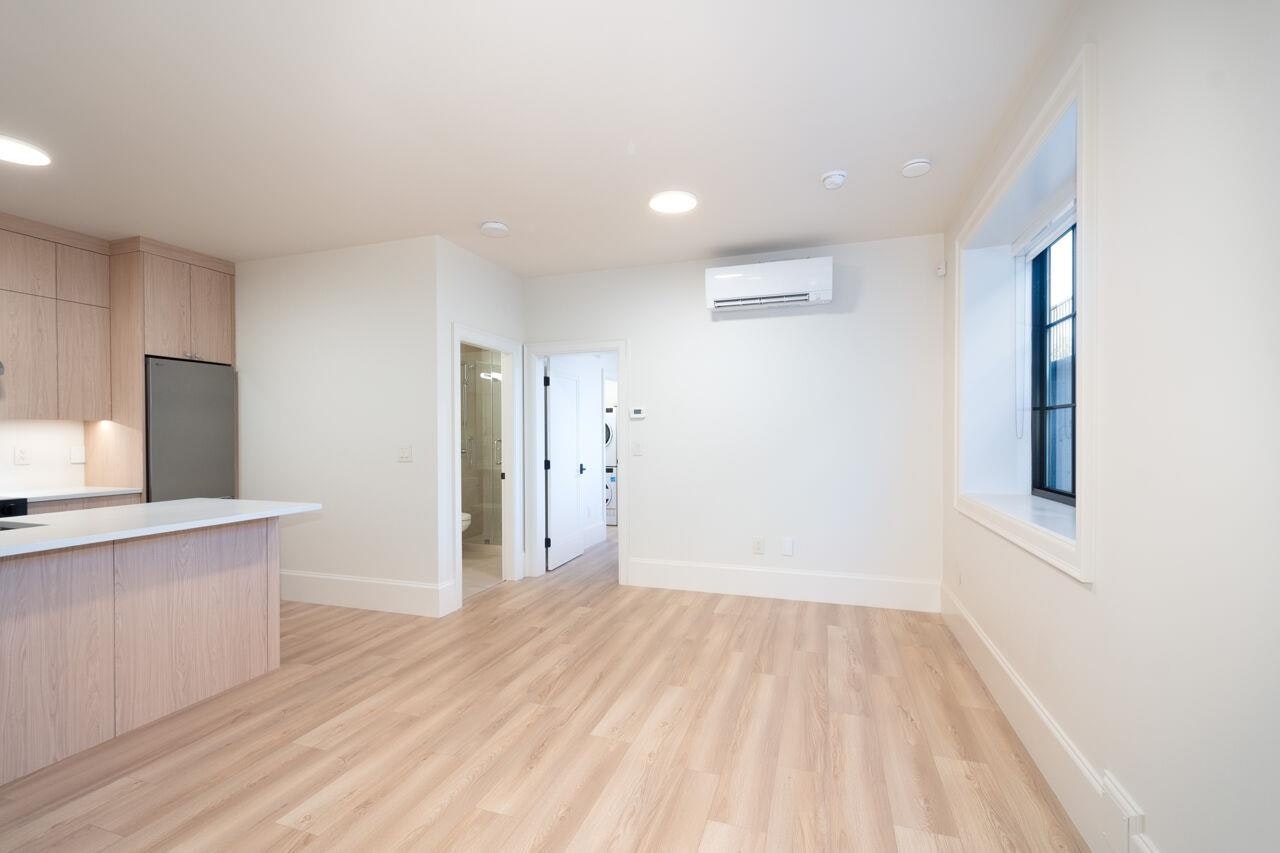 Lower-5770 Kitchener Street, Burnaby, BC, V5B 2J2 - 8