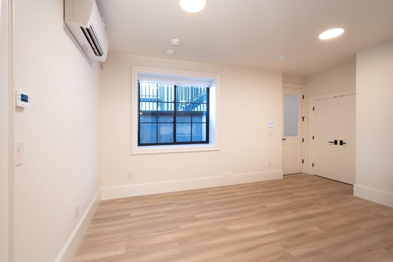 Lower-5770 Kitchener Street, Burnaby, BC, V5B 2J2 - 5