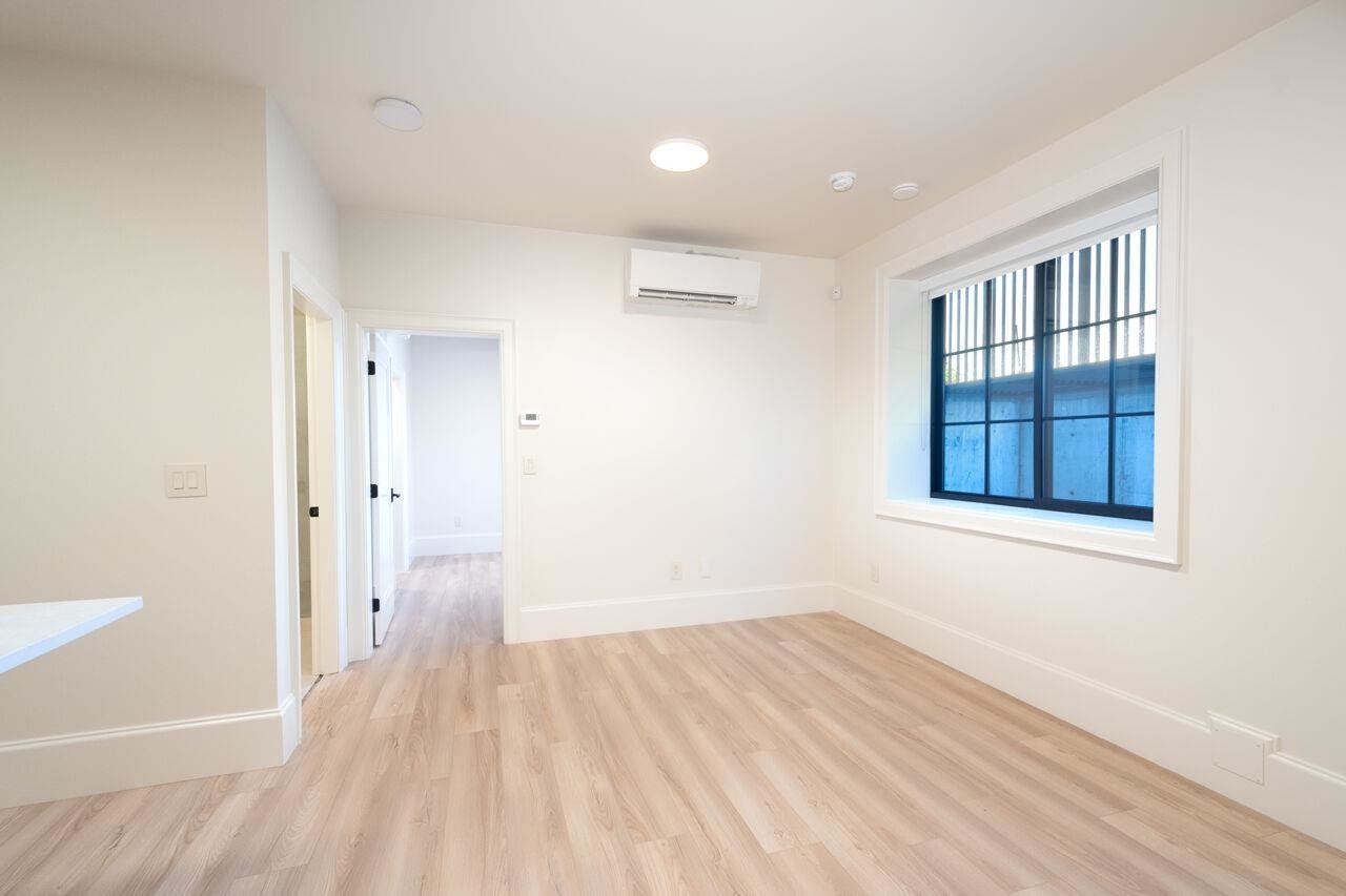 Lower-5770 Kitchener Street, Burnaby, BC, V5B 2J2 - 9