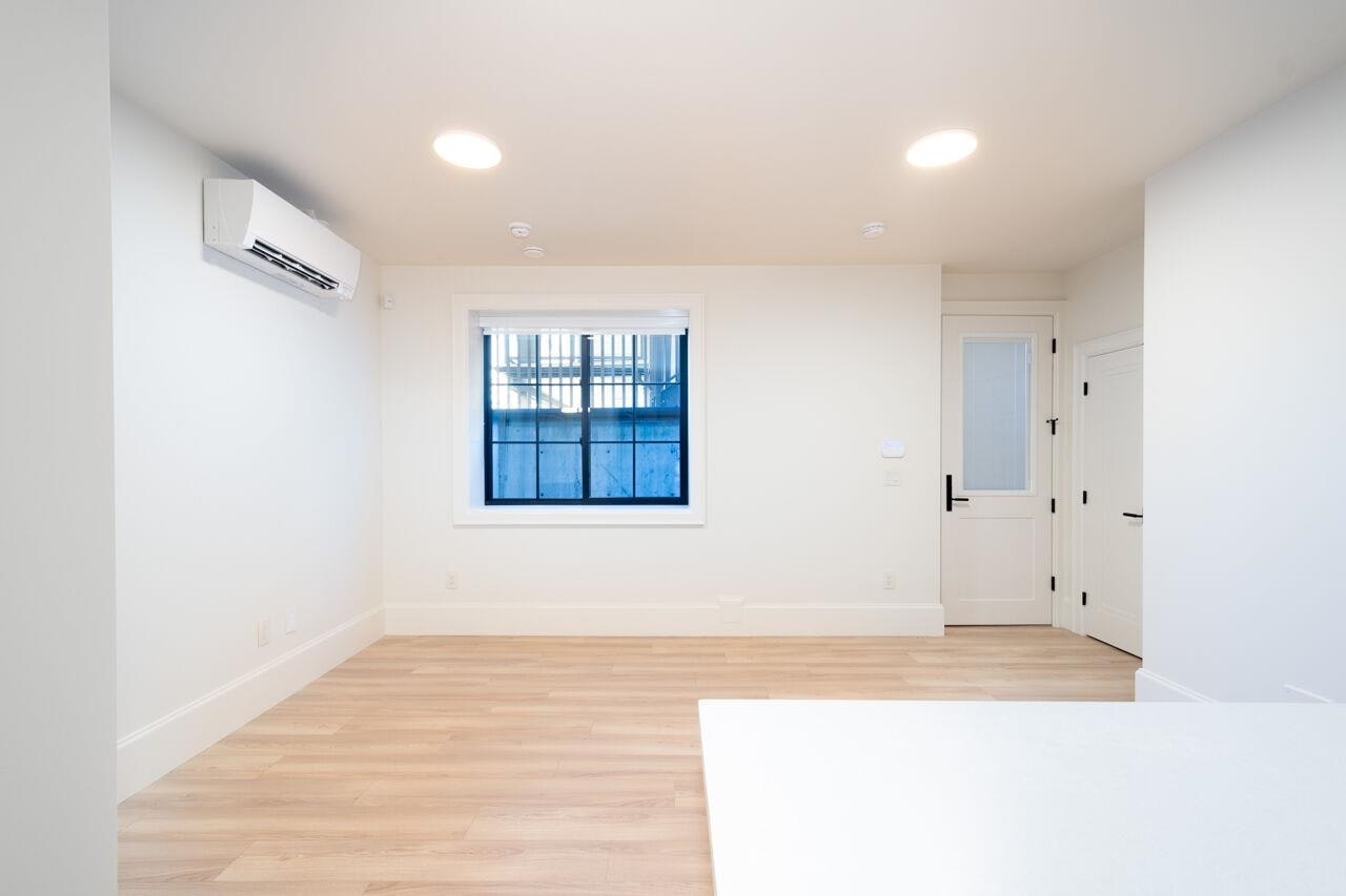 Lower-5770 Kitchener Street, Burnaby, BC, V5B 2J2 - 11