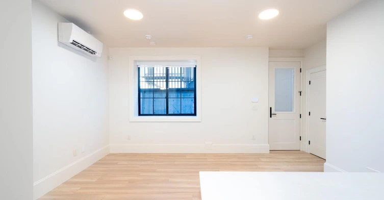 Lower-5770 Kitchener Street, Burnaby, BC, V5B 2J2 - 11