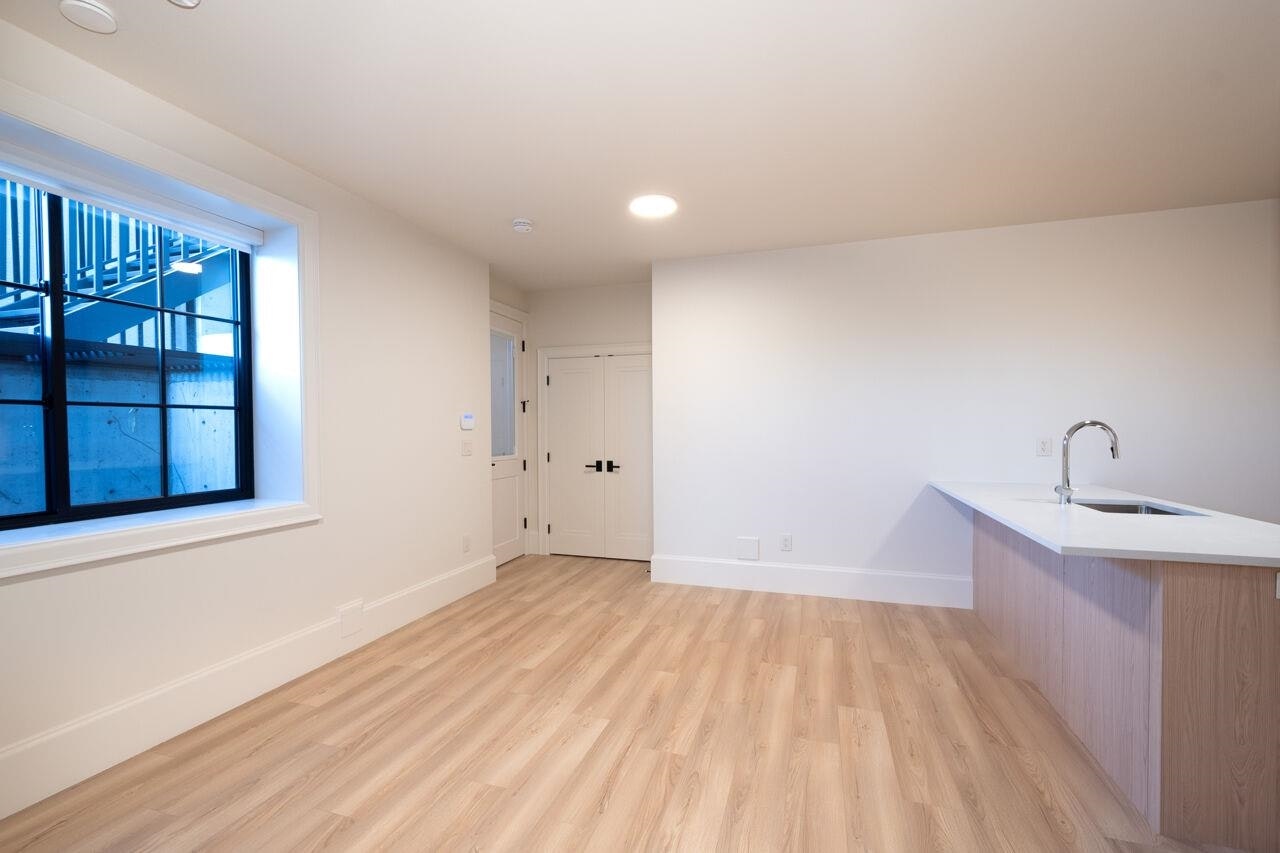 Lower-5770 Kitchener Street, Burnaby, BC, V5B 2J2 - 6