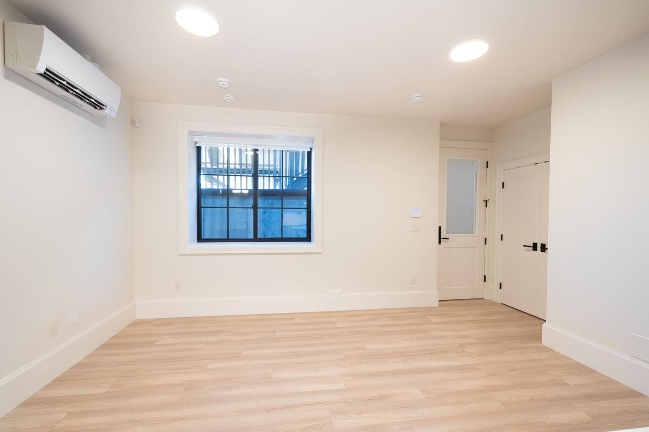 Lower-5770 Kitchener Street, Burnaby, BC, V5B 2J2 - 12