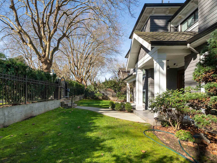 3955 W Broadway, Vancouver, BC, V6R 2C2 - 39