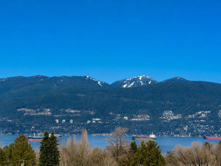 3955 W Broadway, Vancouver, BC, V6R 2C2