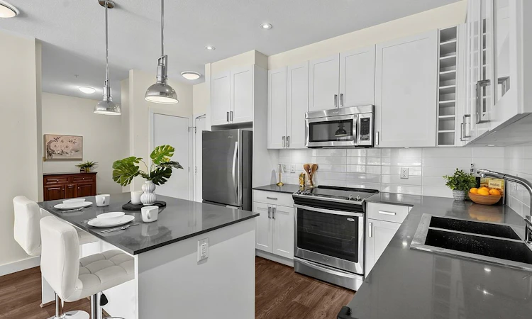 202-16398 64 Avenue