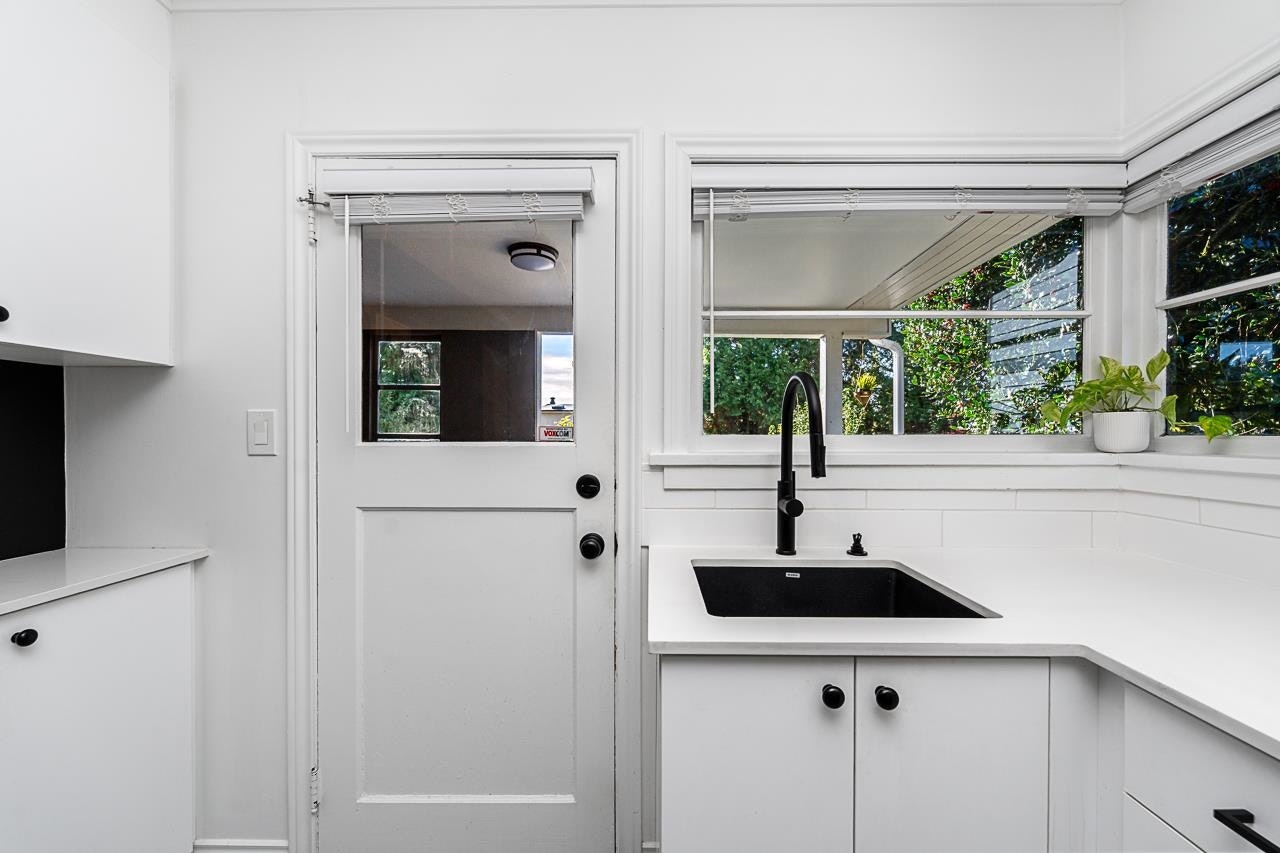 1258 Jefferson Avenue, West Vancouver, BC, V7T 2B1 - 11