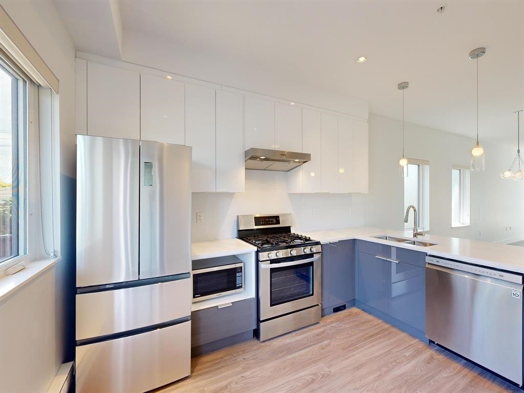 2731 Duke St, Vancouver, BC, V5R 4S8 - 9